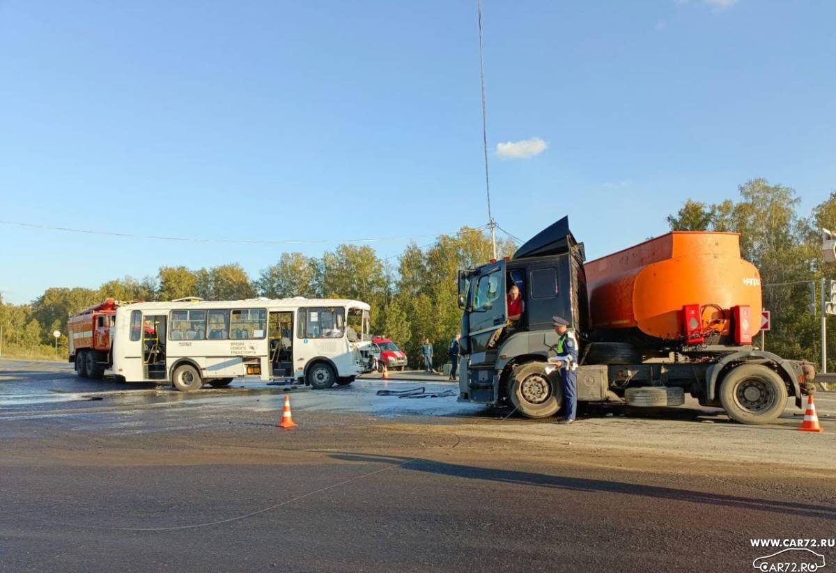 Бензовоз протаранил автобус на трассе Екатеринбург-Тюмень (Видео ДТП)