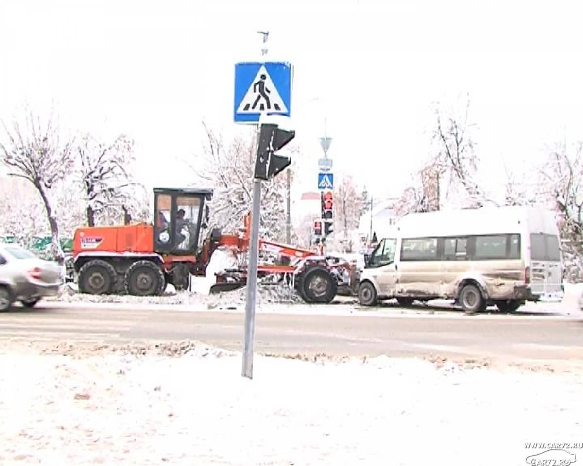 Маршрутка проехала на красный и врезалась в Киа и в грейдер