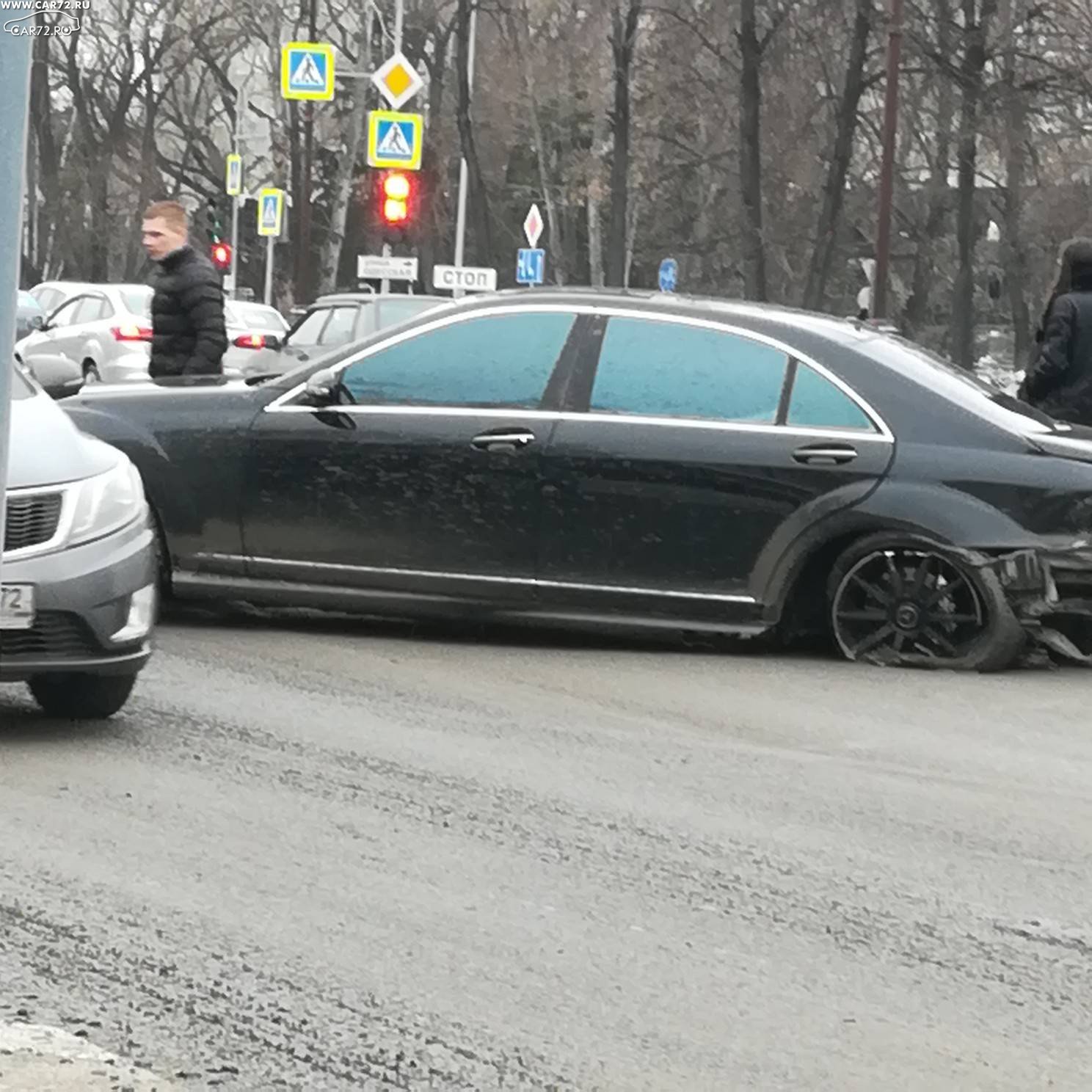 Мерседесу оторвало колесо на перекрестке Республики-Одесская