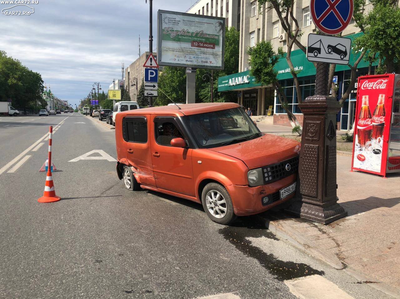 Nissan Cube врезался в столб